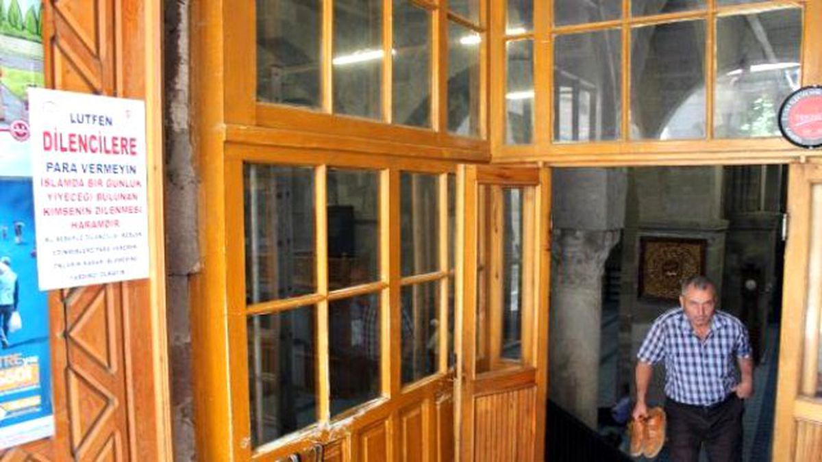 Camilere 'Dilencilere Para Vermeyin' Yazılı Afişler Asıldı