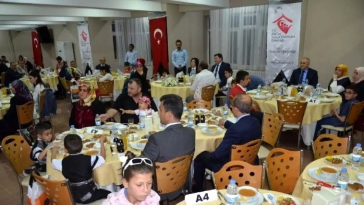 Koruyucu Aileler İftarda Buluştu