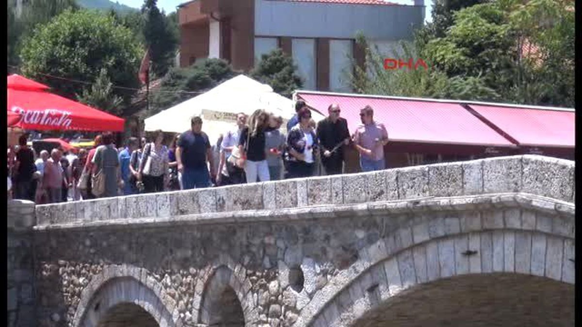 Kosovalılar, Türk Başkonsolosluğuna Çiçek Bıraktı...