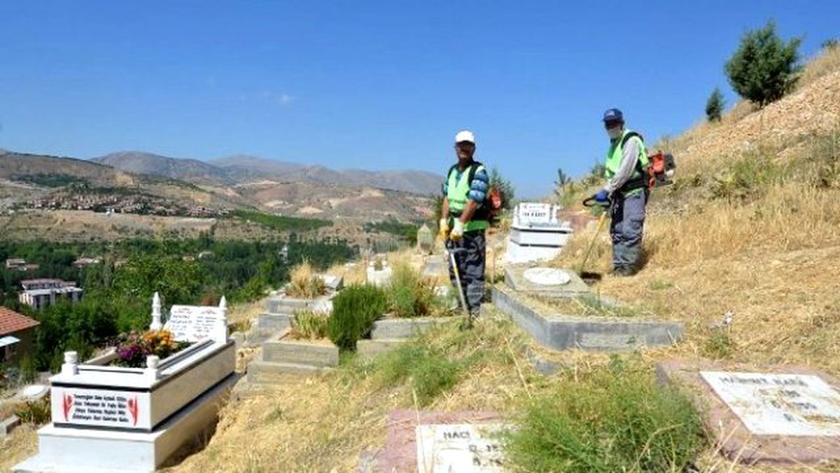 Mezarlıklarda Bayram Temizliği