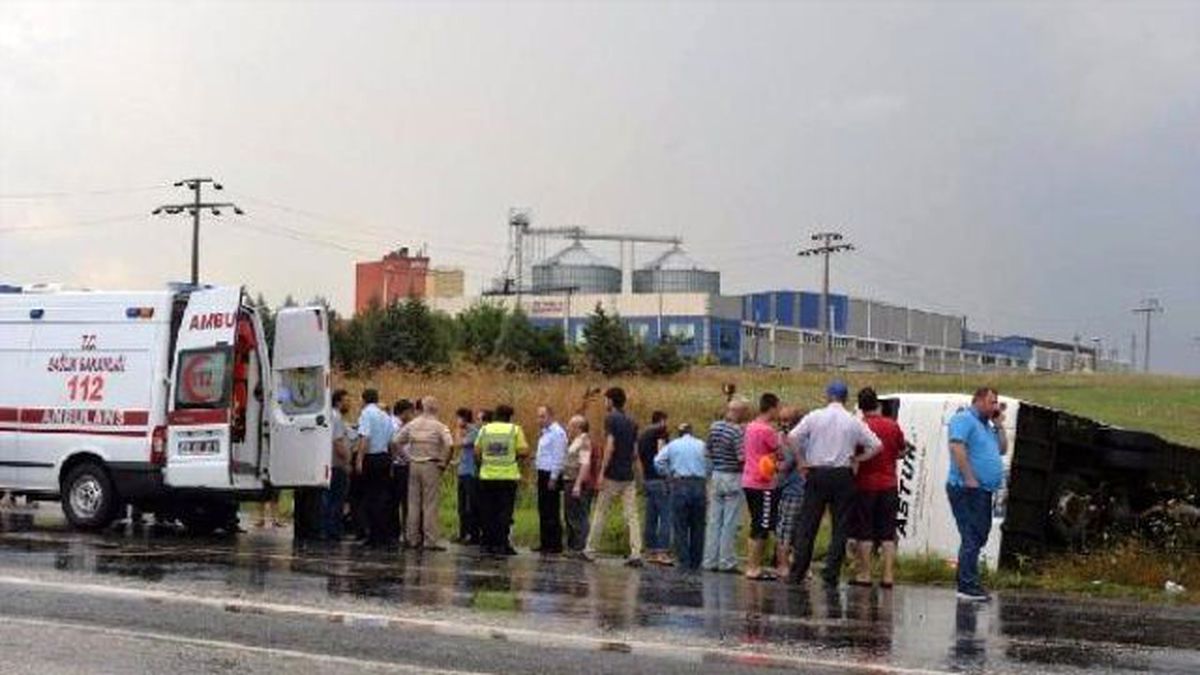 Muratlı\'da İşçi Taşıyan Minibüs Devrildi: 16 Yaralı