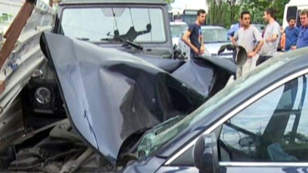 Aşırı Hızla Giden Sürücü Birçok Araca Çarptıktan Sonra Yaralı Kurtuldu