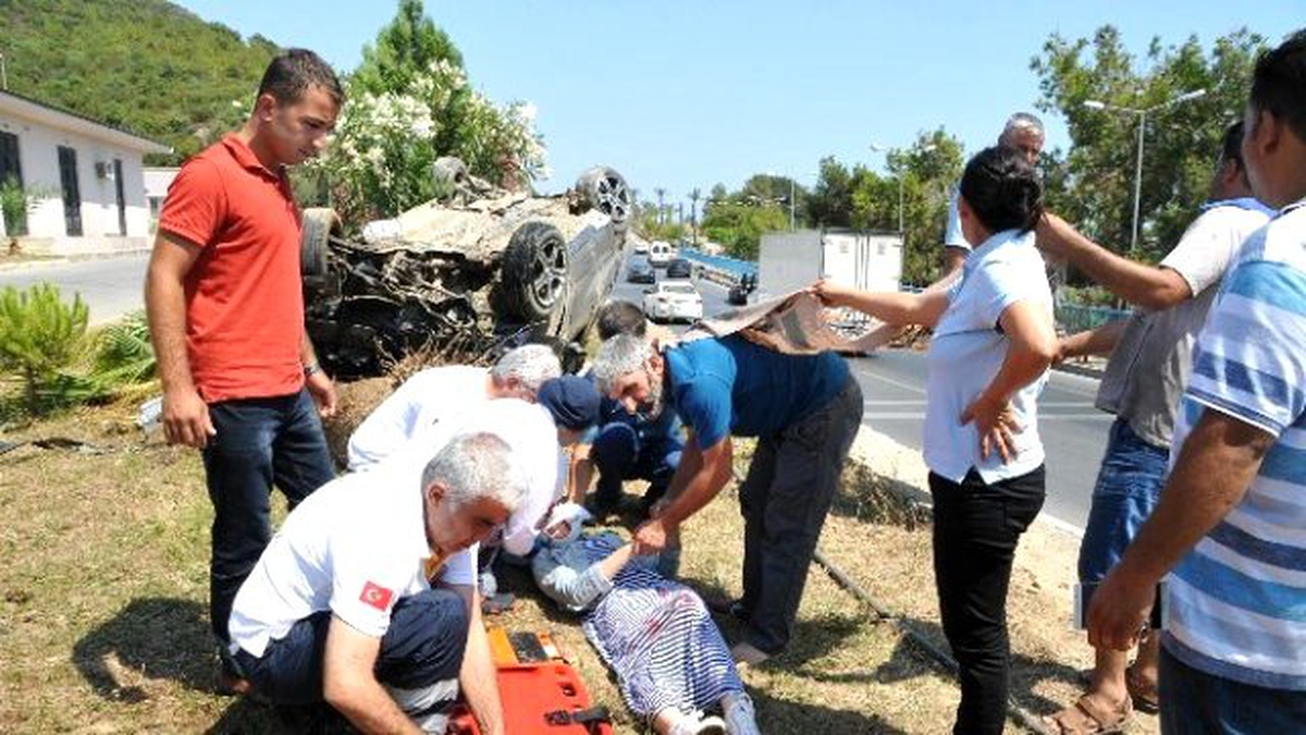 Otomobil Muz Ağacına Çarptı: 1 Yaralı