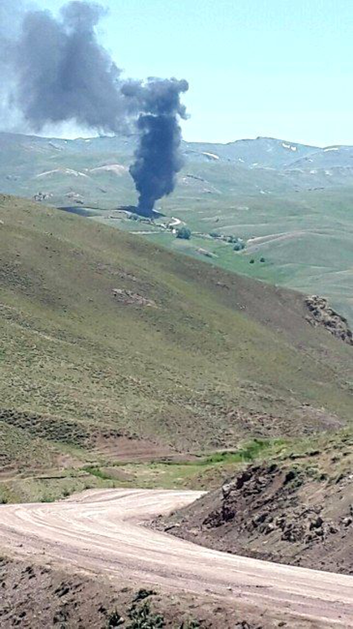 PKK\'lılar Karayollarının Araçlarını Yaktı