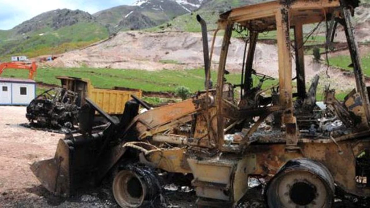 PKK\'lılar Şantiye Basıp Araçları Ateşe Verdi, 25 Personel Kayıp