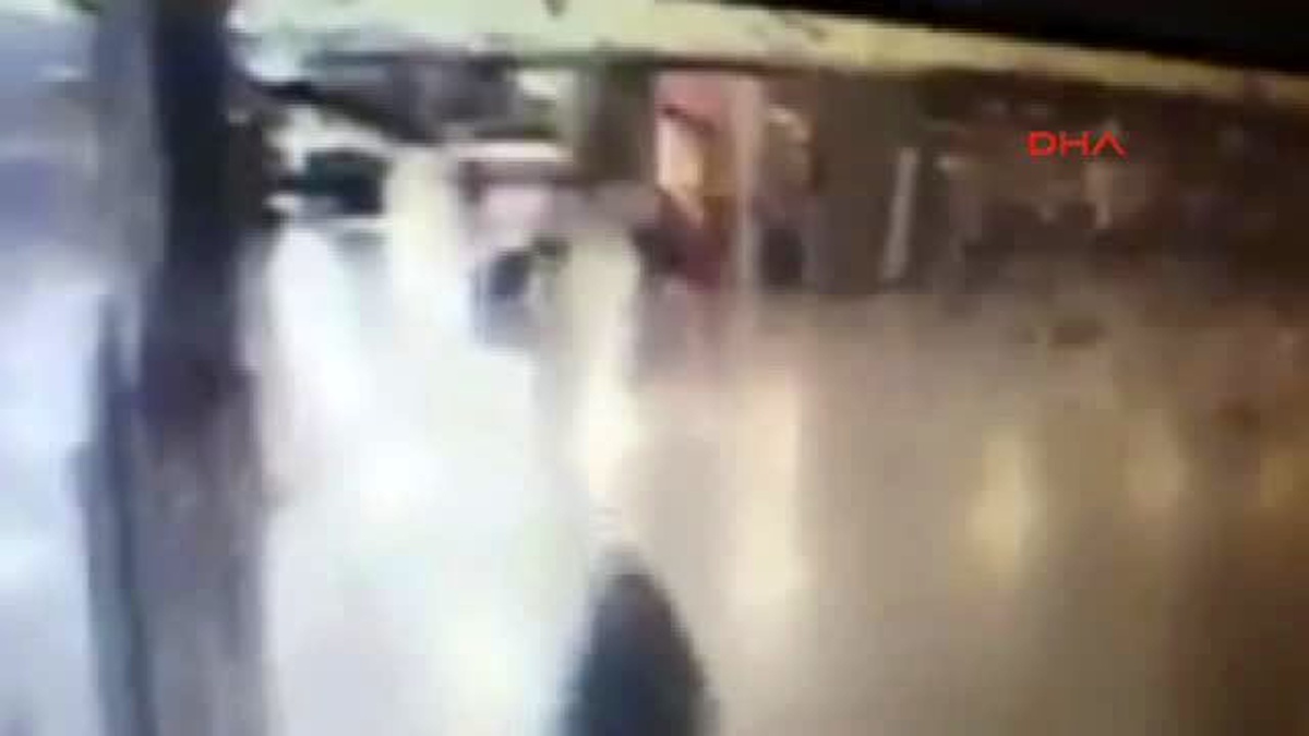 Polislerin İki Canlı Bombanın Karşısına Çıktığı O Anlar