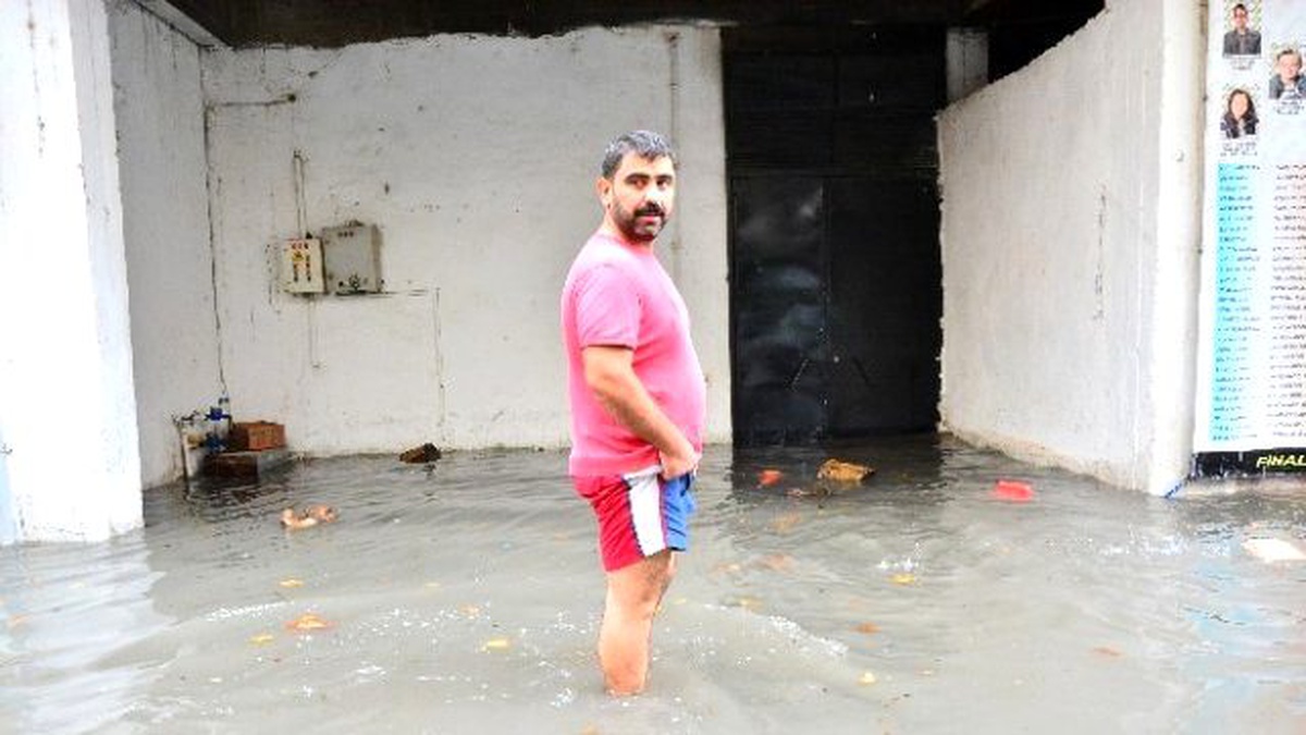 Sakarya\'da Yarım Saatlik Sağanak Hayatı Felç Etti