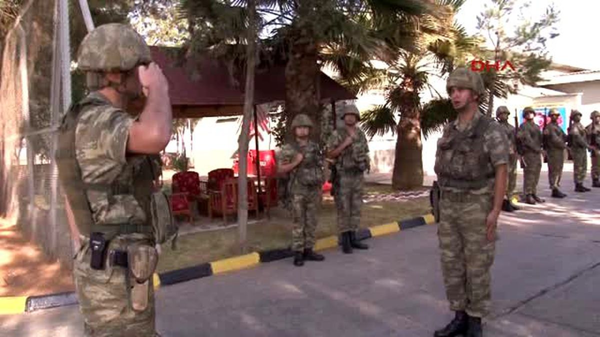 Şanlıurfa - Sınırda Asker Eli Tetikte, Gözü Suriye\'de Görev Yapıyor - 1
