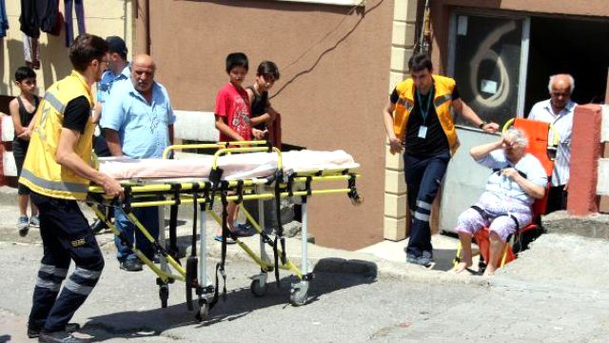 Şeker Hastası, Kapısı İtfaiye Tarafından Açılarak Hastaneye Kaldırıldı