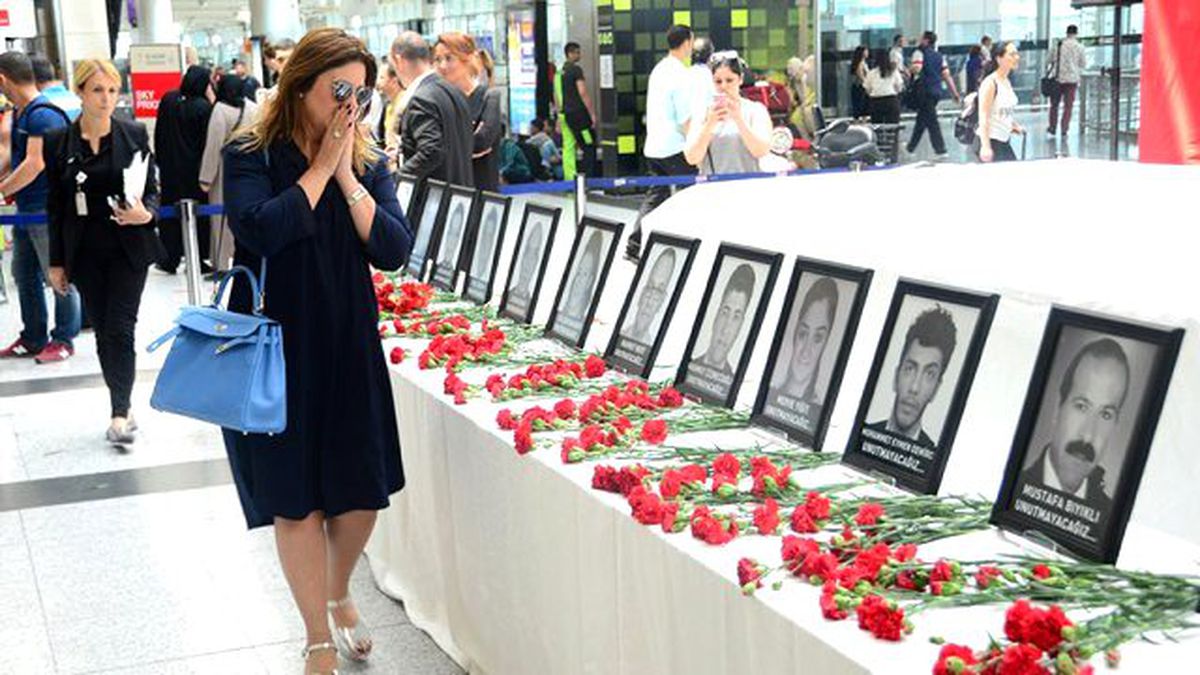 Sibel Can, Atatürk Havalimanı'ndaki Anma Alanına Karanfil Bıraktı