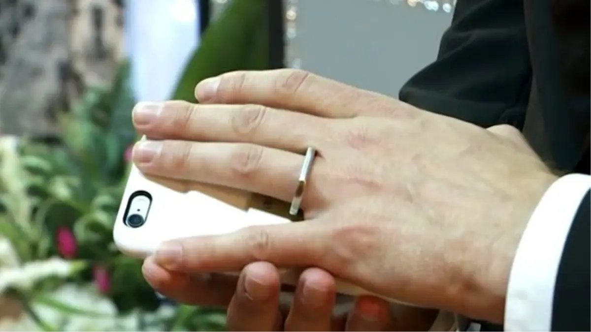 Sosyal Mesaj Vermek İçin iPhone ile Evlendi