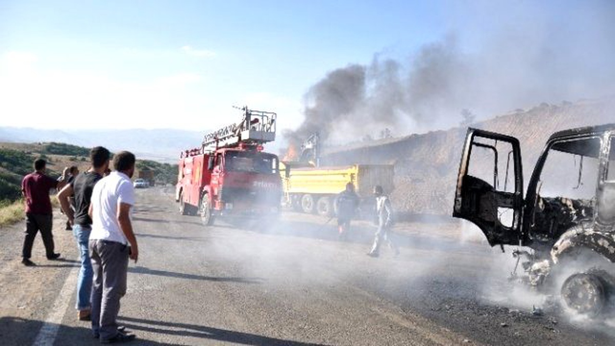 Teröristler İş Makinelerini Ateşe Verdi, Şoförleri Kaçırdı
