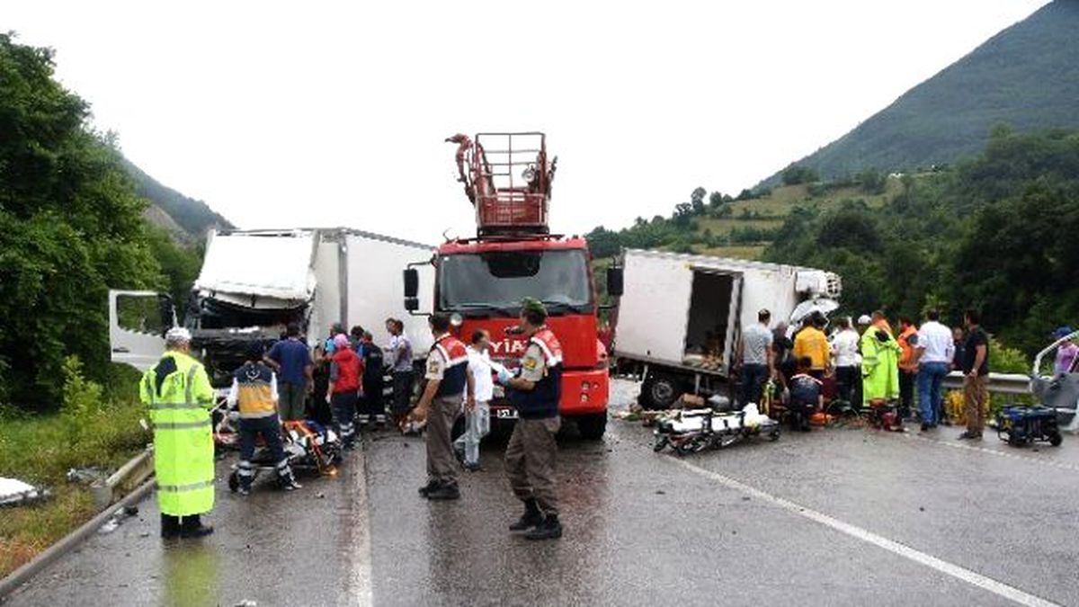Tır ile Kamyon Çarpıştı: 1 Ölü, 2 Yaralı