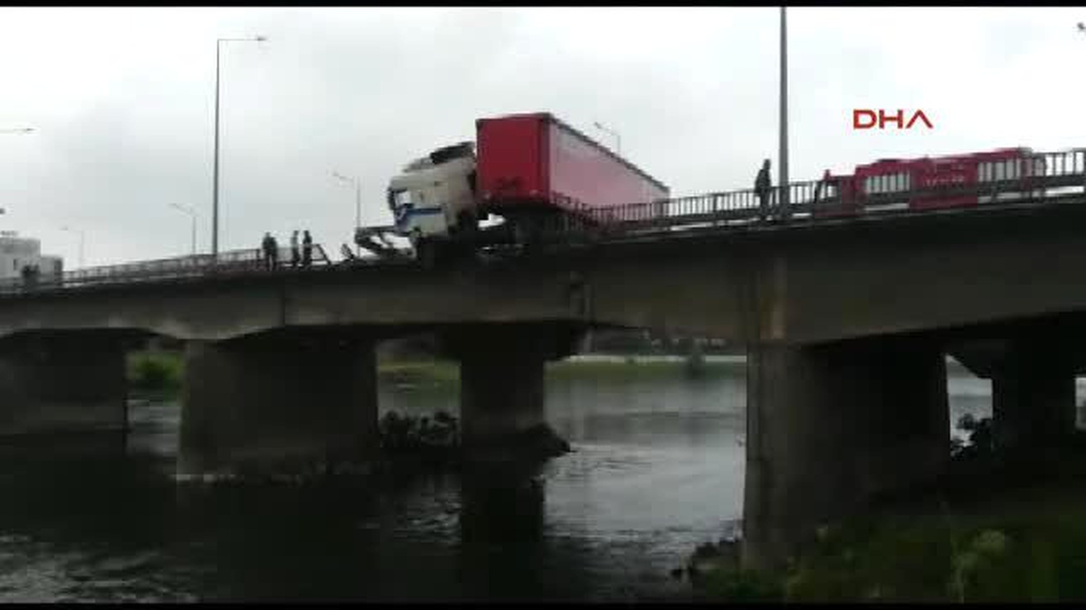 Tır, Köprü Korkuluklarına Çarptı