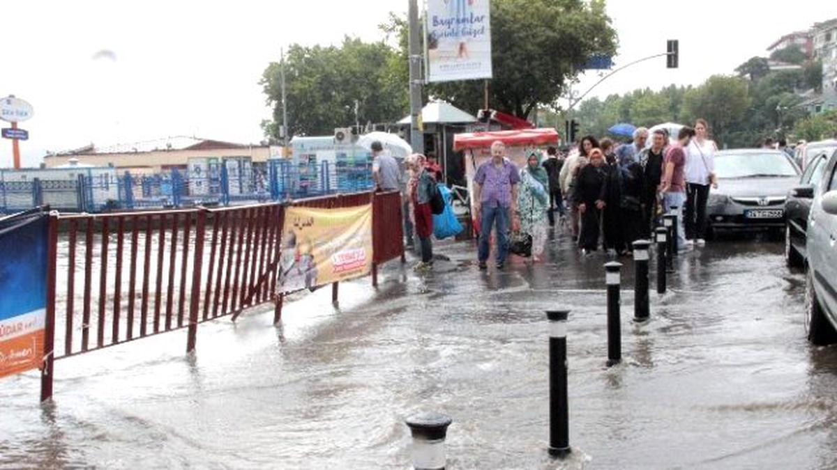 Üsküdar\'da Yağmur Vatandaşlara Zor Anlar Yaşattı