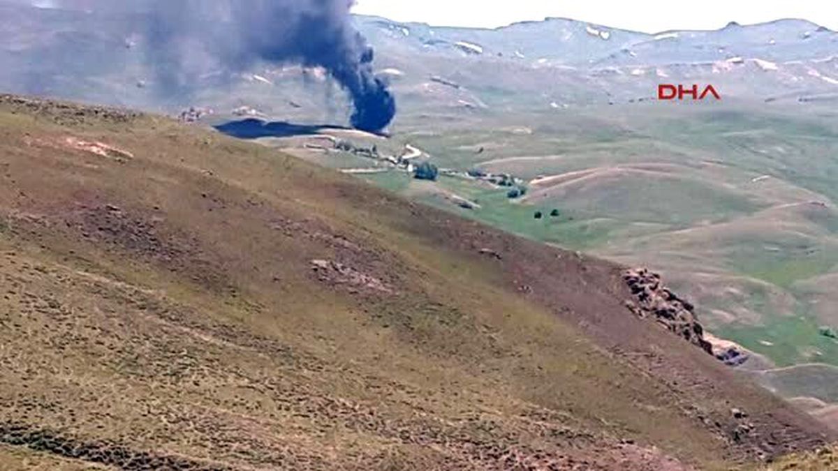 Van\'da, PKK\'lı Teröristler Şantiye Basıp Araçları Ateşe Verdi
