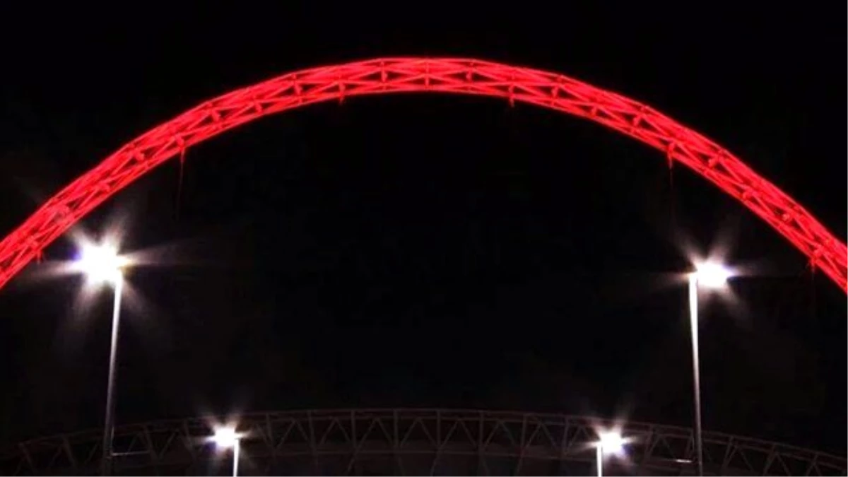 Wembley Stadı\'nı Kırmızı-Beyaza Boyadılar