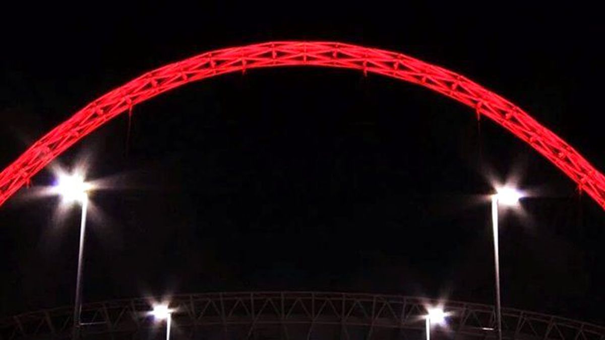 Wembley Stadı'nı Kırmızı-Beyaza Boyadılar