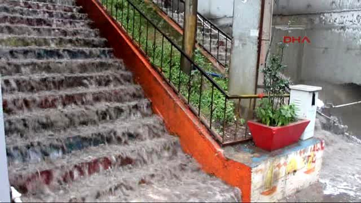 Zonguldak\'ta Yağmur Vatandaşları Hazırlıksız Yakaladı