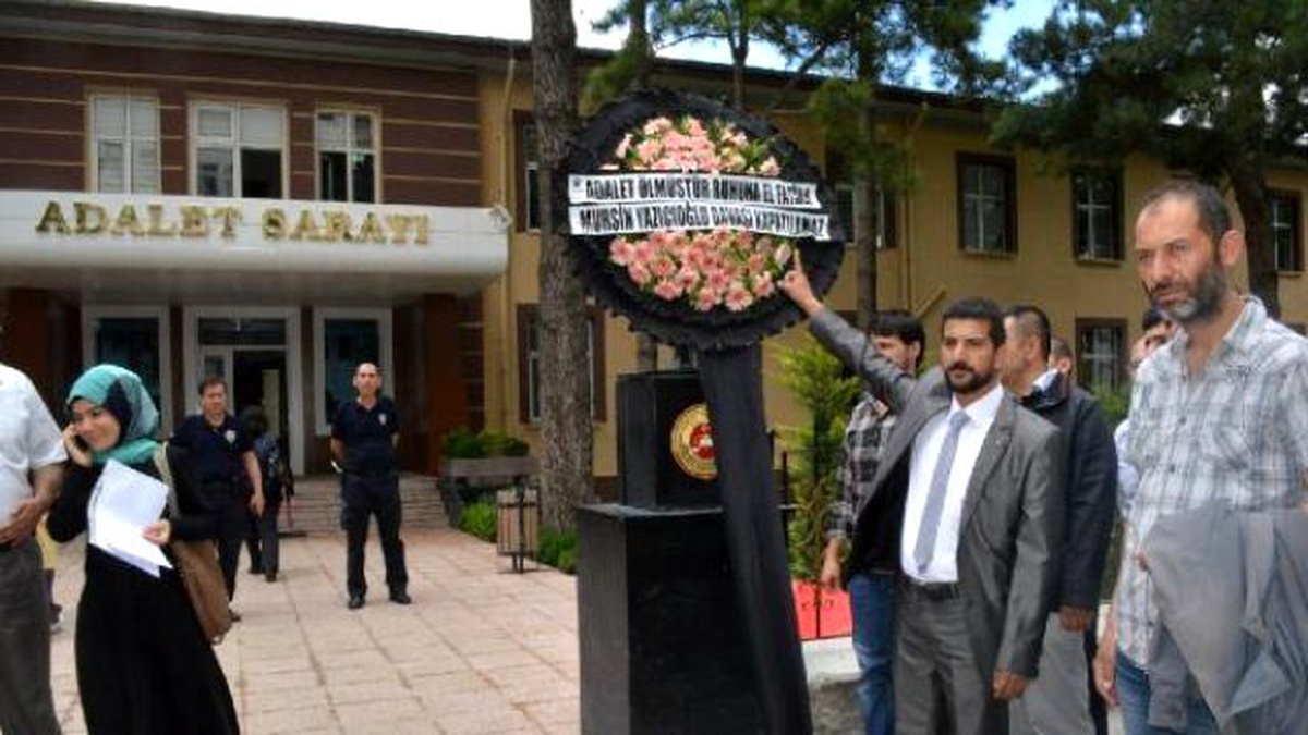 Alperenler, Adliyeye Siyah Çelenk Bıraktı