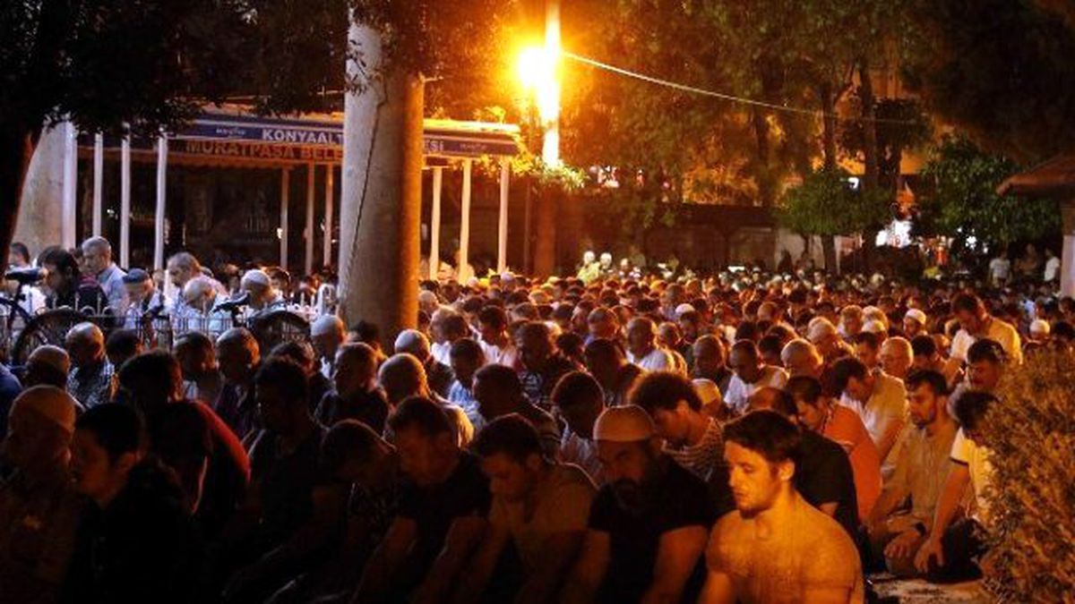Antalya\'da Camilerde Kadir Gecesi Yoğunluğu