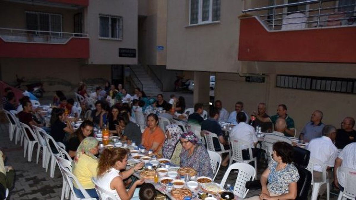 Başkan Alıcık, Canpınar Sitesi Sakinleri ile İftarda Buluştu