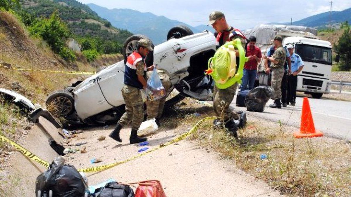 Bayram Tatili Yolunda Kaza: 2 Ölü, 3 Yaralı