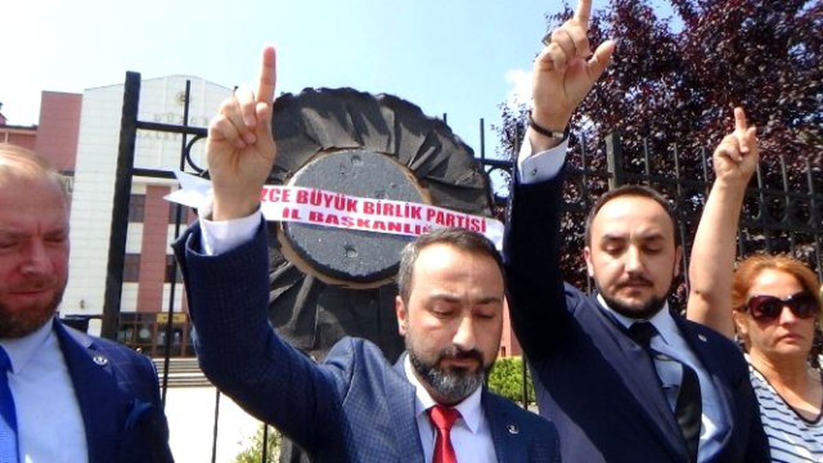BBP\'liler Adliye Önüne Siyah Çelenk Bıraktı