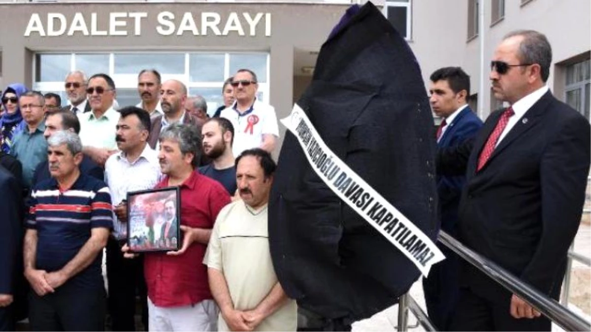 BBP Sivas\'ta Adliye Önüne Siyah Çelenk Bıraktı