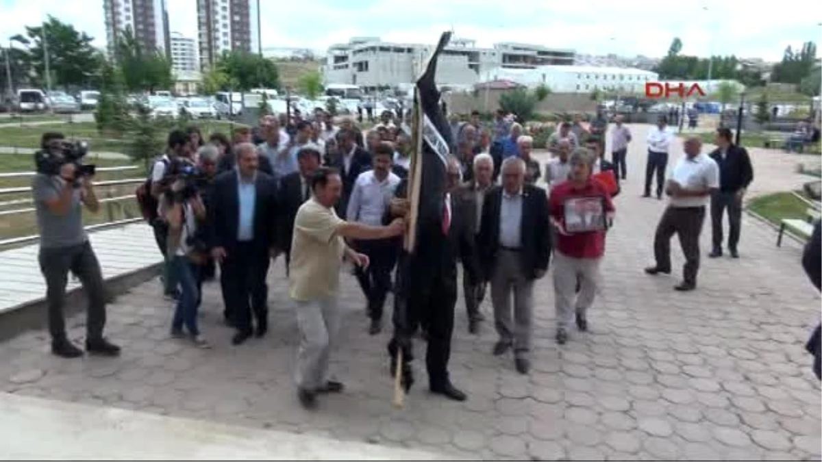 BBP Sivas\'ta Adliye Önüne Siyah Çelenk Bıraktı