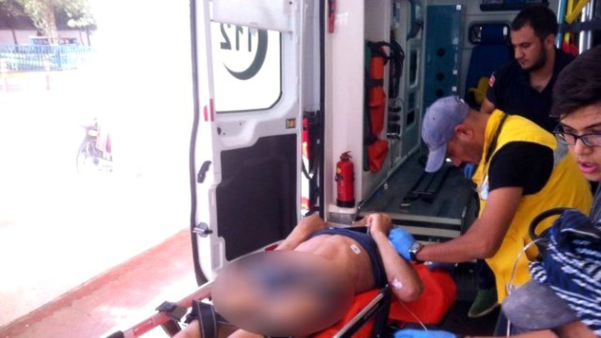 Boğulmak Üzere Olan Suriyeliyi Sağlık Görevlileri Hayata Döndürdü