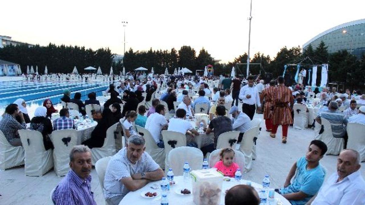 Bursa\'da Binlerce Suriyeli Kadir Gecesi\'nde İftarda Buluştu