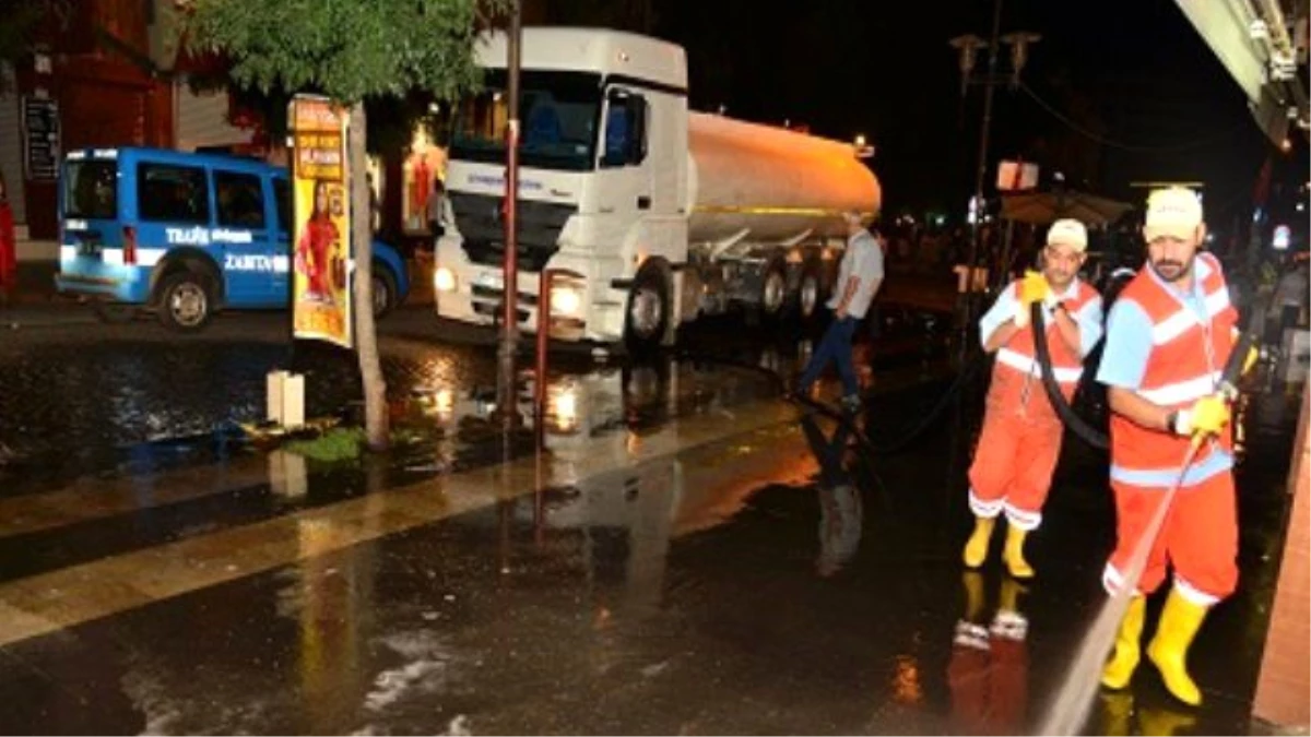 Cadde ve Kaldırımlar Deterjanla Yıkanıyor