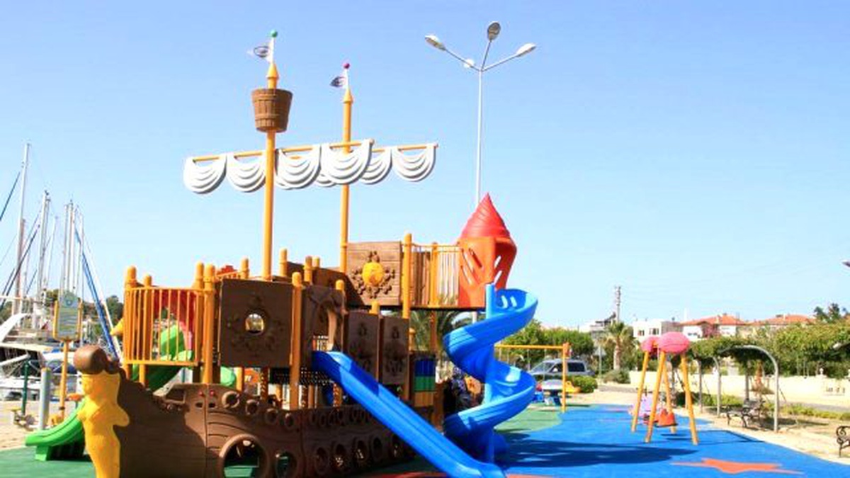 Çeşme Belediyesi Çocuk Oyun Parklarını Yeniliyor