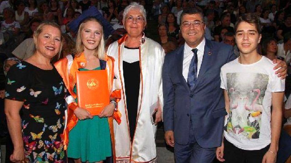 CHP Genel Sekreteri Sındır, Kızına Diploma Verdi