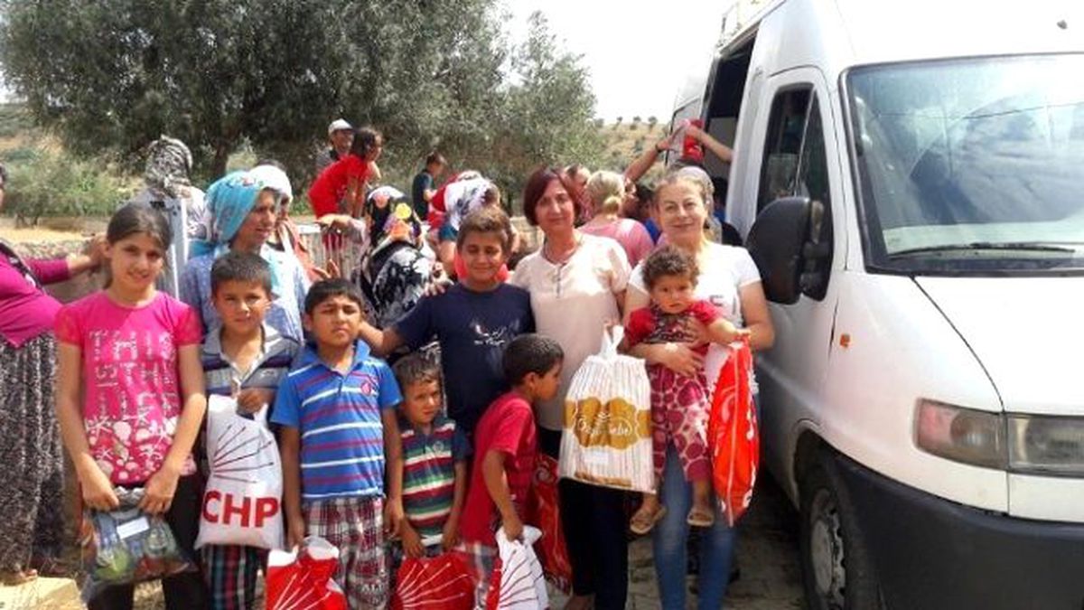 CHP\'liler Bayram Öncesi Çocukları Sevindirdi
