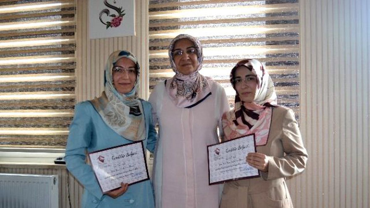 Çocuklara, Dini Eğitim Veren Kuran Kursu Öğreticilerine Teşekkür Belgesi Verildi