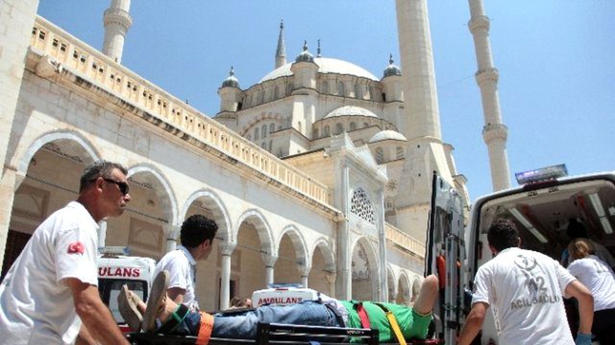 Cuma Namazı\'nda \'Canlı Bomba\' Dehşeti