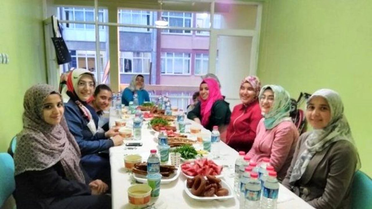 Deaf-İslamı Anlatan Eller Derneği 75 İşitme Engelliye İftar Yemeği Verdi