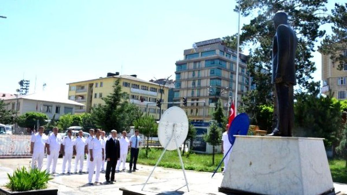 Denizcilik ve Kabotaj Bayramı Dolayısıyla Çelenk Sunma Töreni Düzenledi