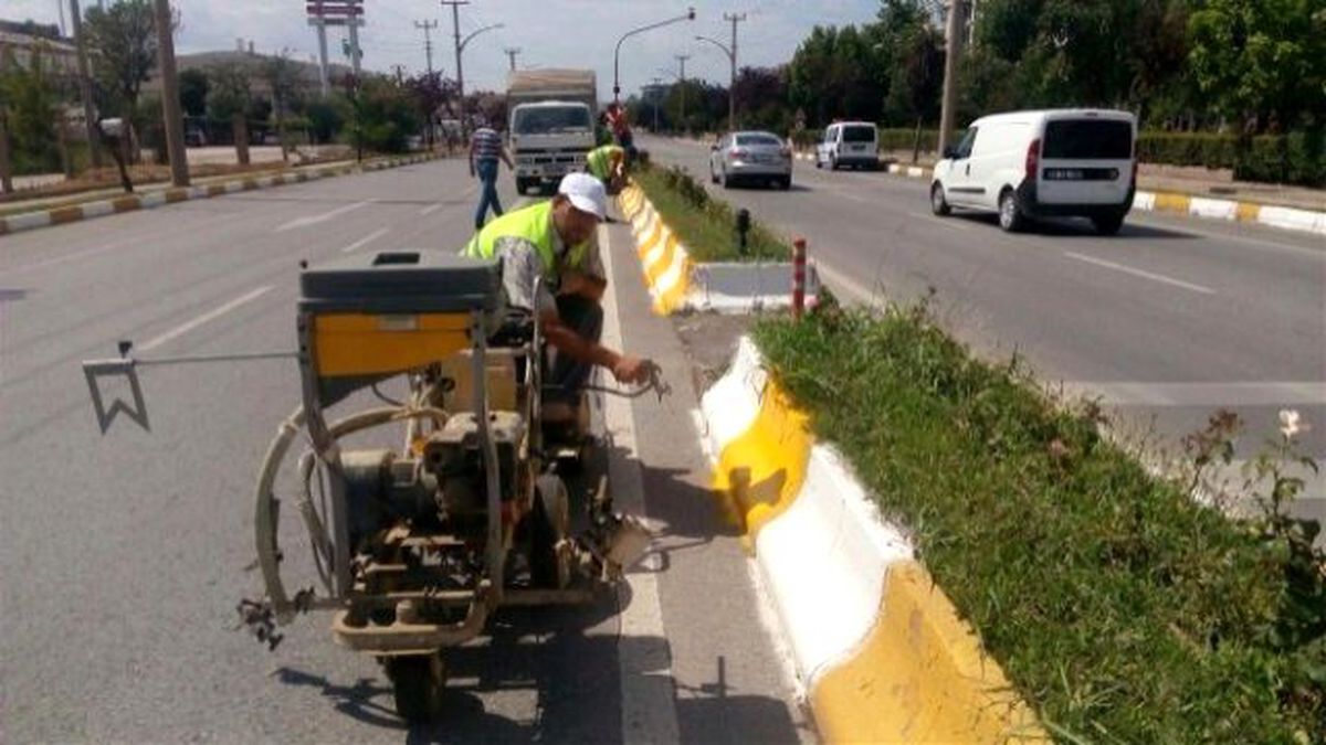 Edirne Belediyesi\'nden Orta Refüjlere Boyama Çalışması