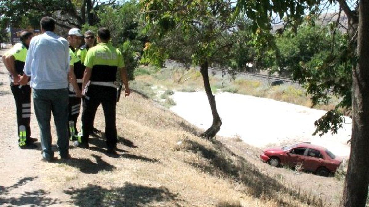 Elazığ\'da Otomobil Şarampole Uçtu: 2 Yaralı