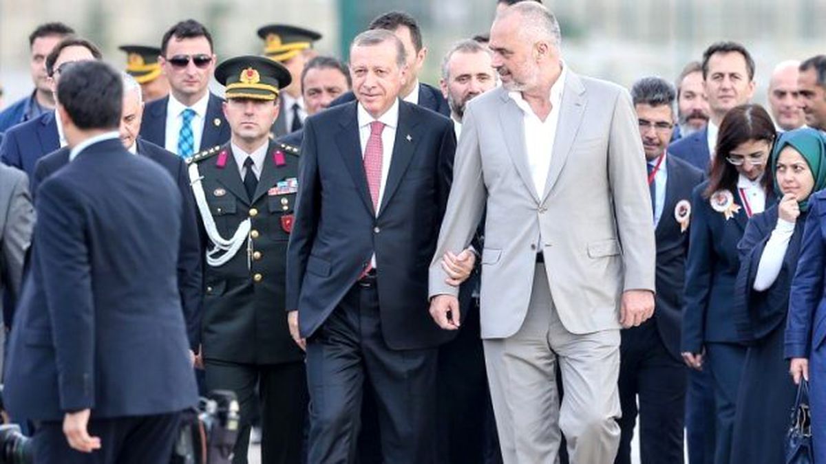 Erdoğan Açılış Törenine Katliamdan Kıl Payı Kurtulan Başbakan'la Kol Kola Geldi