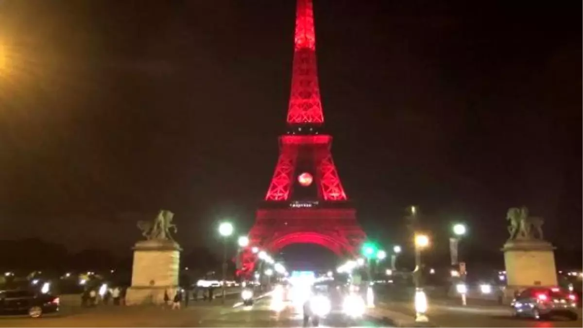 Eyfel Kulesi Türk Bayrağı\'nın Renklerine Büründü