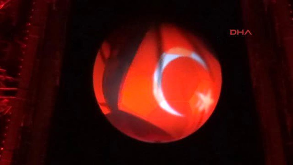 Eyfel Kulesi Türk Bayrağı?nın Renklerine Büründü