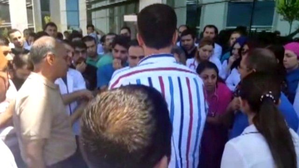 Eylem Yapan Doktorlara Hasta Yakınından Tepki: Hastamız Ölecek