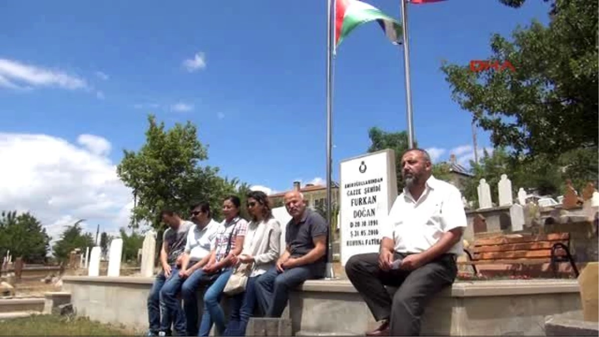 Furkan Doğan\'ın Kabri Başında İsrail Anlaşması Protestosu