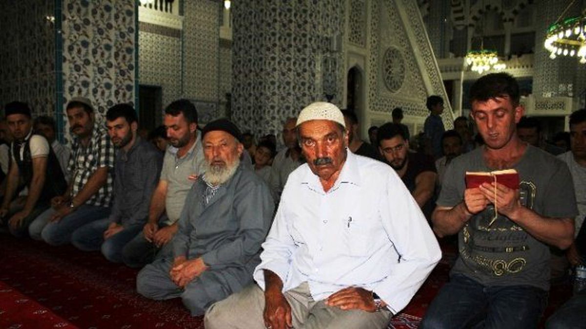 Iğdır\'da Kadir Gecesi\'nde Camiler Doldu Taştı