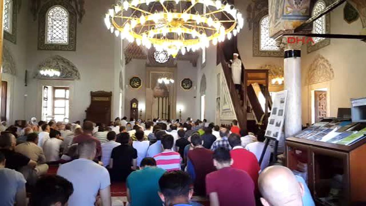İstanbul\'daki Terör Saldırısında Hayatını Kaybedenler İçin Kosova\'da Dua