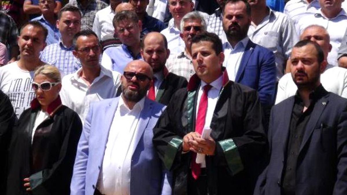 İzmir\'de Yazıcıoğlu İçin Siyah Çelenk